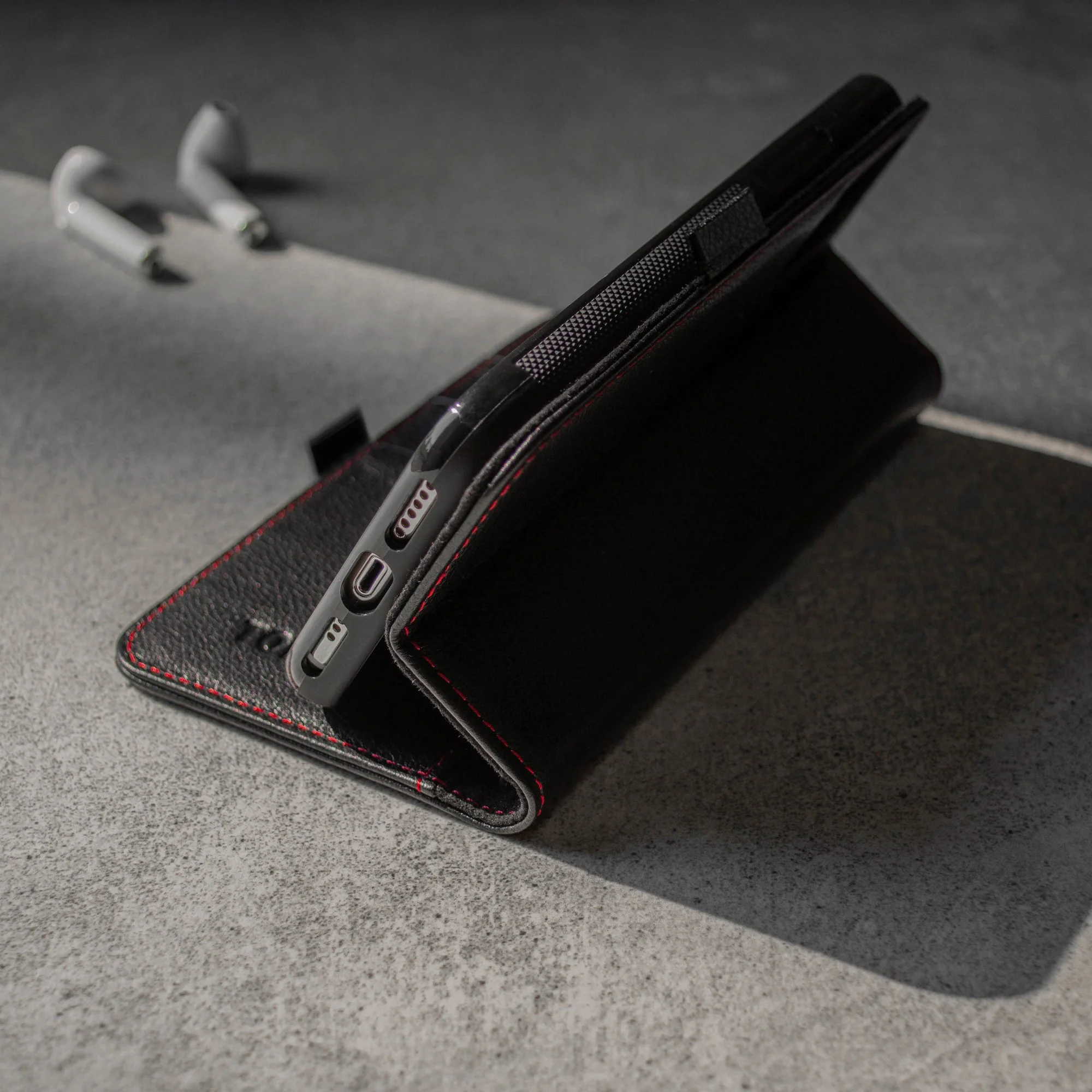 iPhone 11 Pro Lederhülle (mit Standfunktion) - Image 2