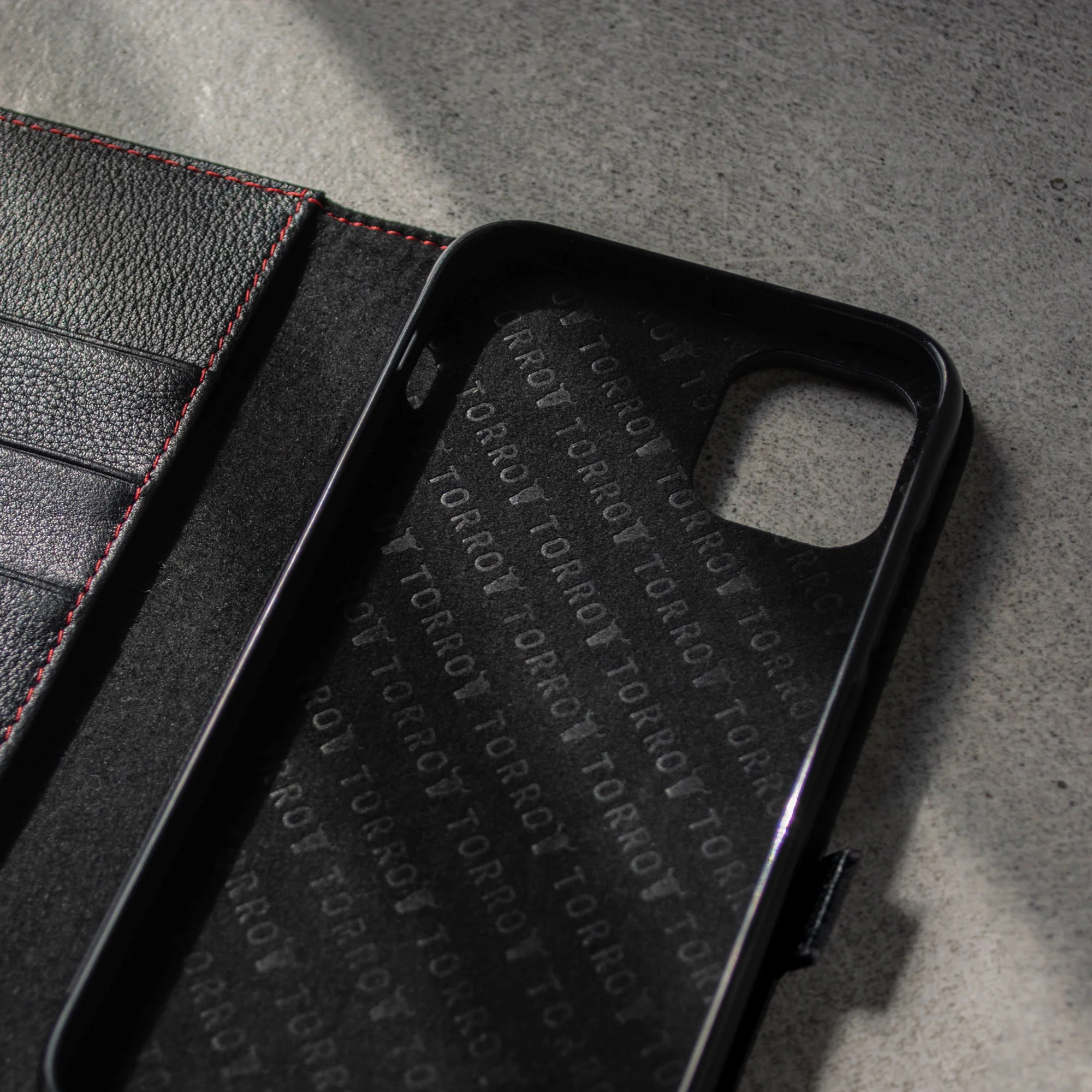 iPhone 11 Pro Lederhülle (mit Standfunktion) - Image 4