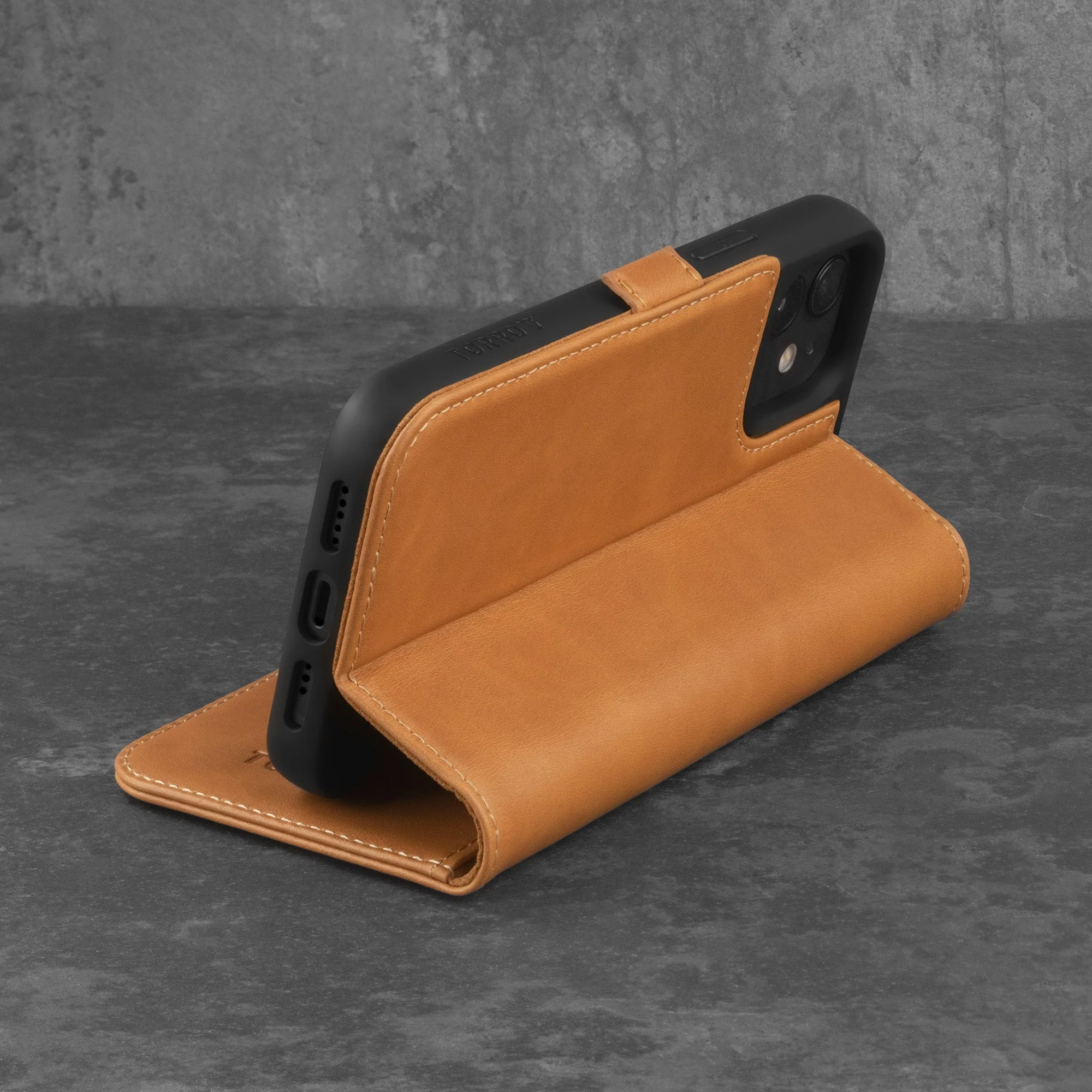 iPhone 12 / iPhone 12 Pro Lederhülle (mit Standfunktion) - Image 10