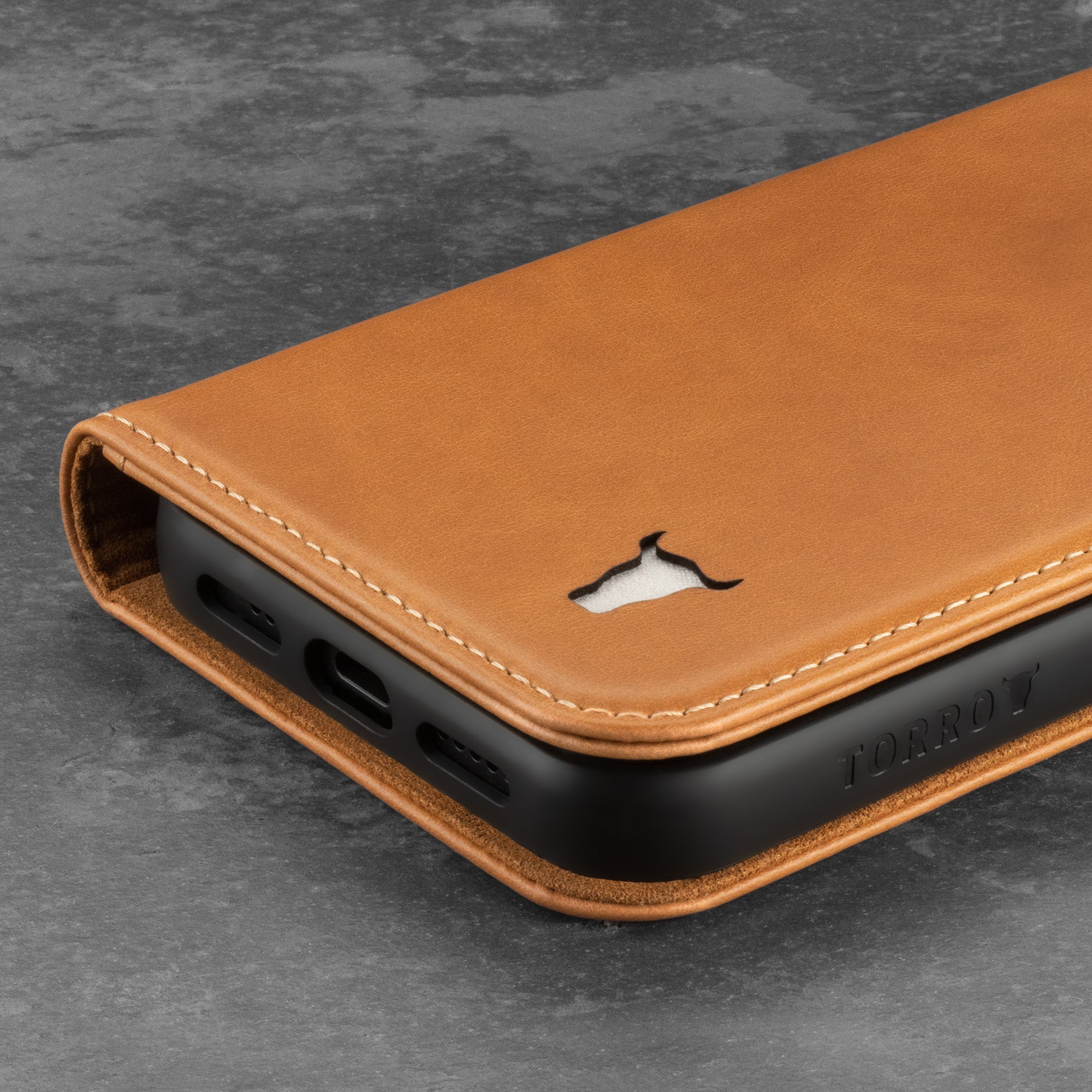 iPhone 12 / iPhone 12 Pro Lederhülle (mit Standfunktion) - Image 13