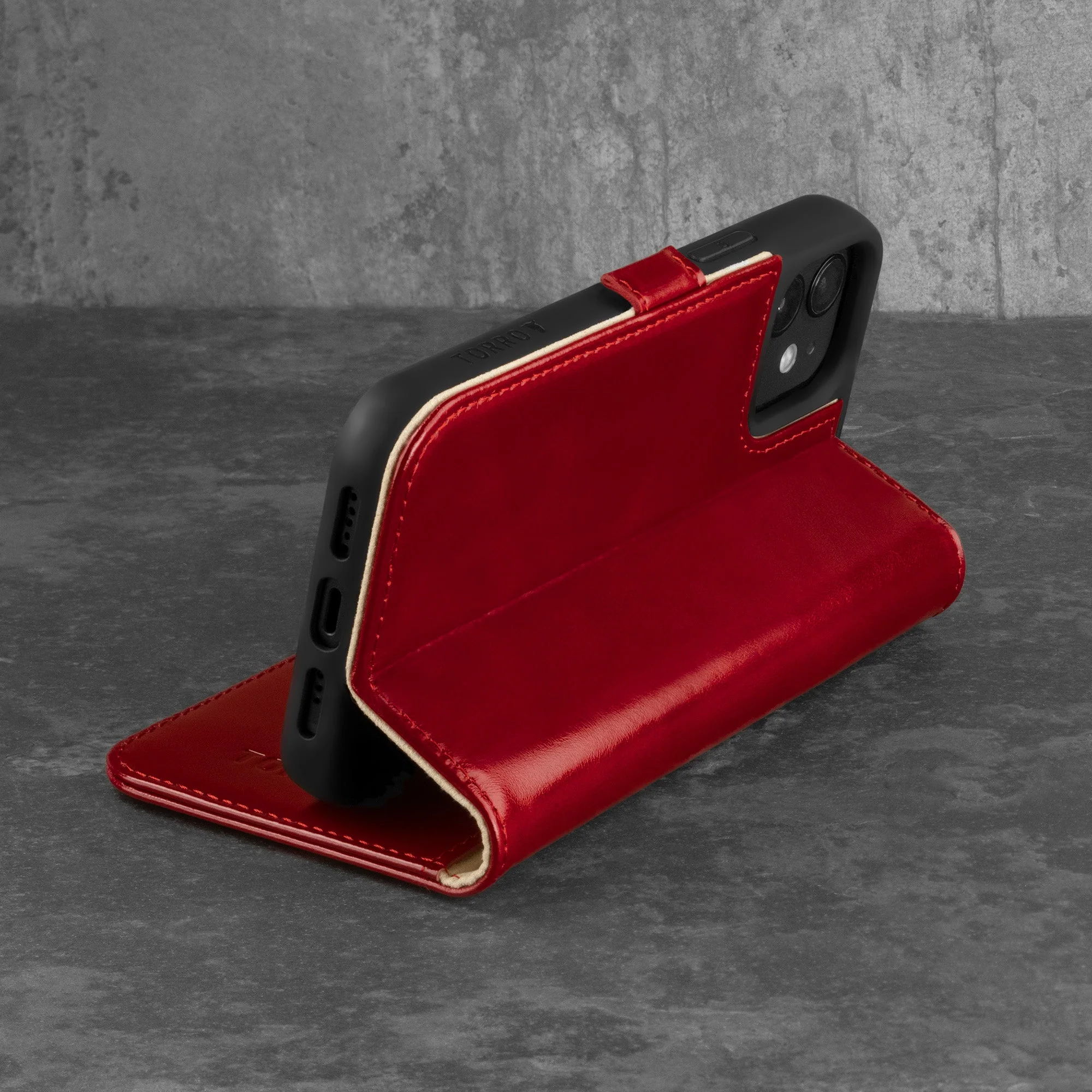 iPhone 12 / iPhone 12 Pro Lederhülle (mit Standfunktion) - Image 18