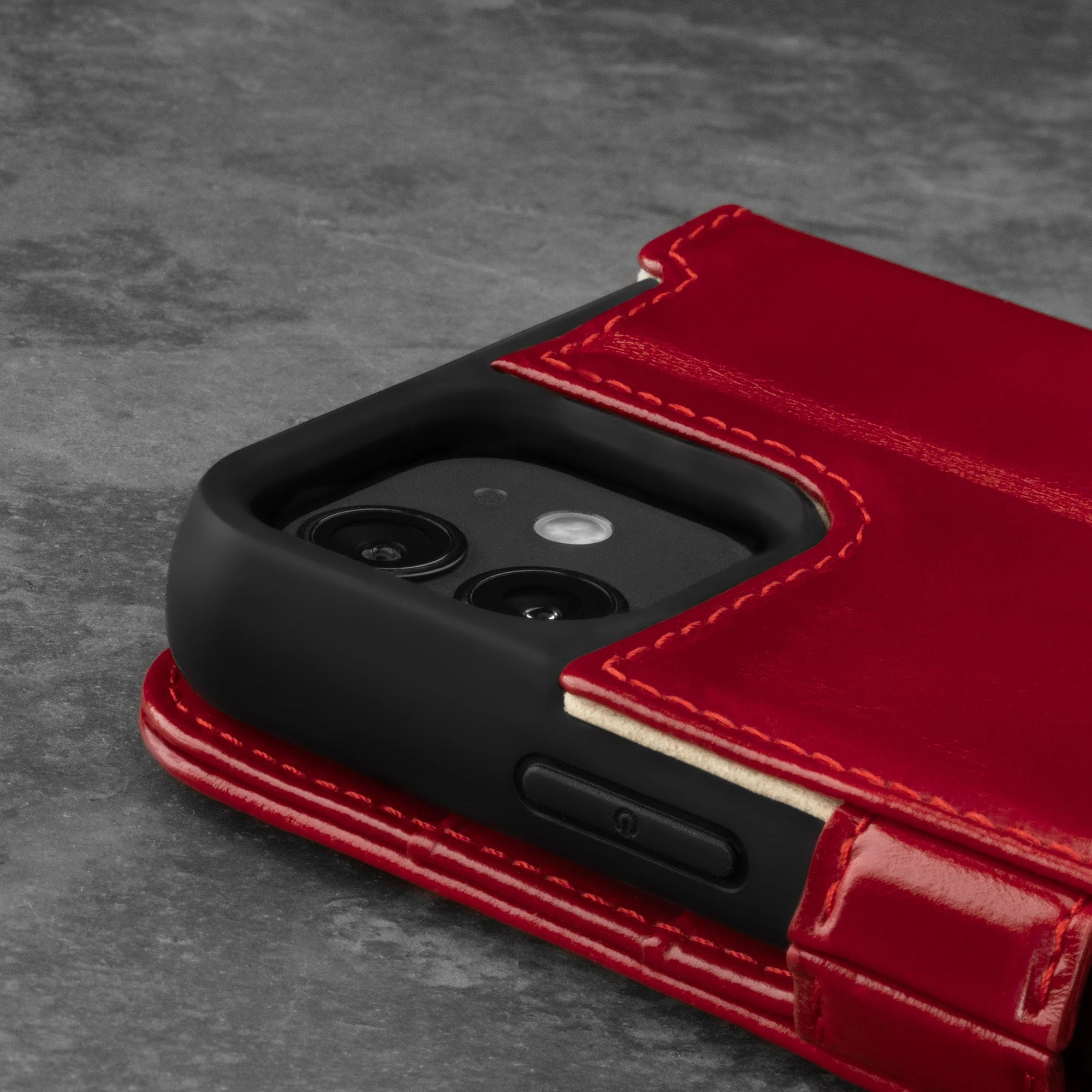 iPhone 12 / iPhone 12 Pro Lederhülle (mit Standfunktion) - Image 19
