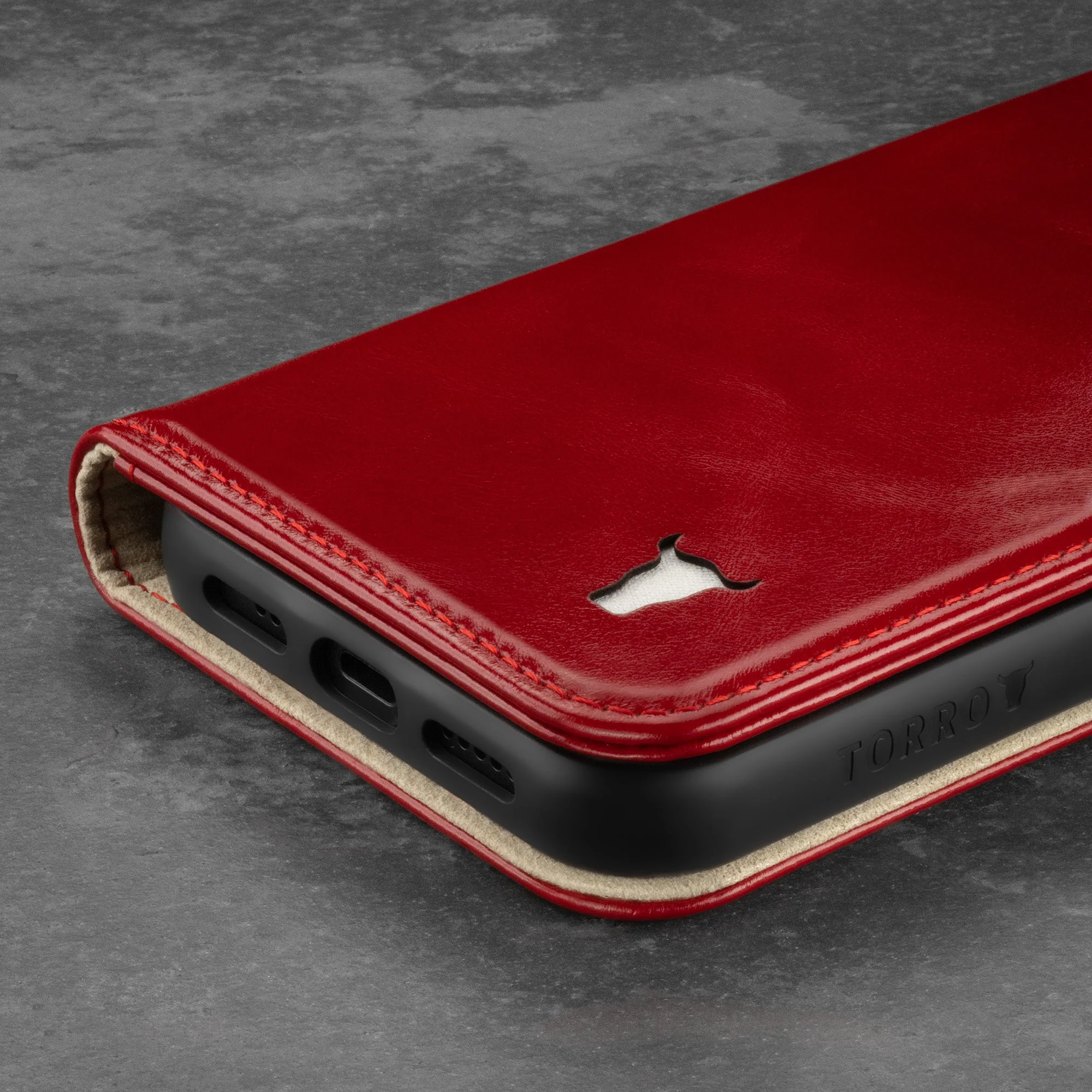 iPhone 12 / iPhone 12 Pro Lederhülle (mit Standfunktion) - Image 21