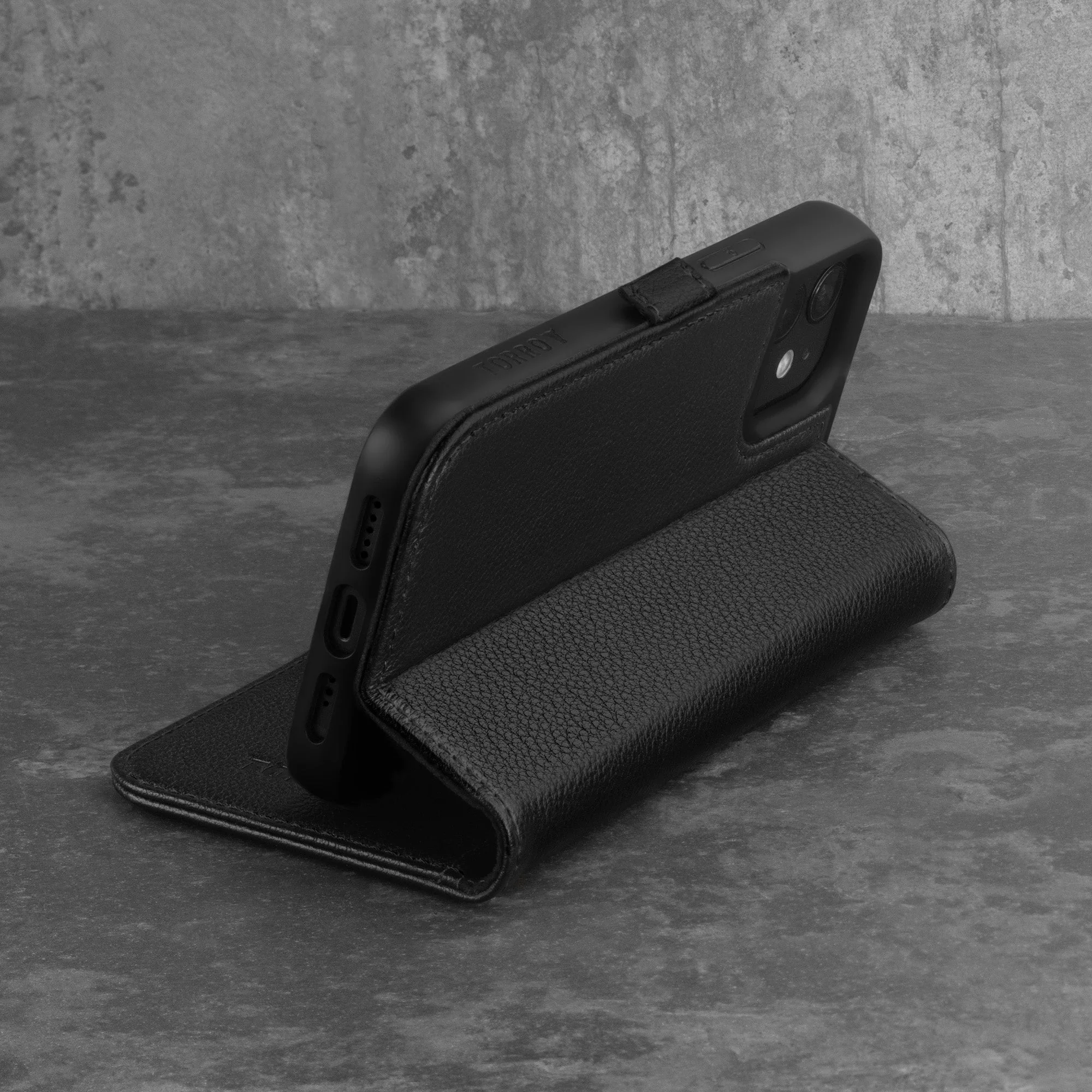 iPhone 12 / iPhone 12 Pro Lederhülle (mit Standfunktion) - Image 22