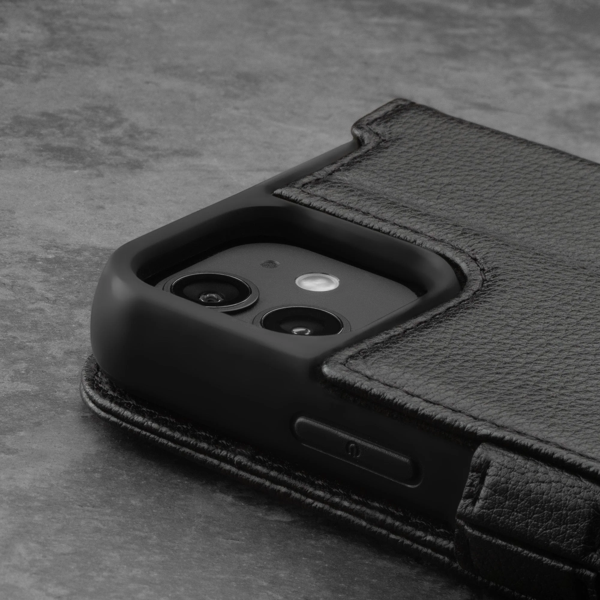iPhone 12 / iPhone 12 Pro Lederhülle (mit Standfunktion) - Image 23