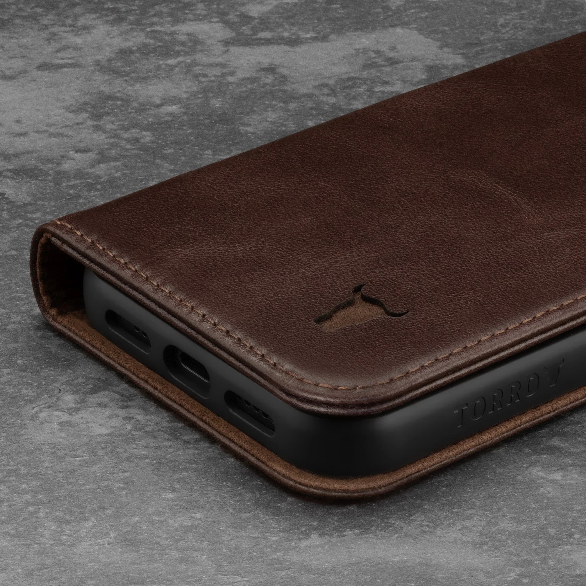 iPhone 12 Pro Max Lederhülle (mit Standfunktion) - Image 10