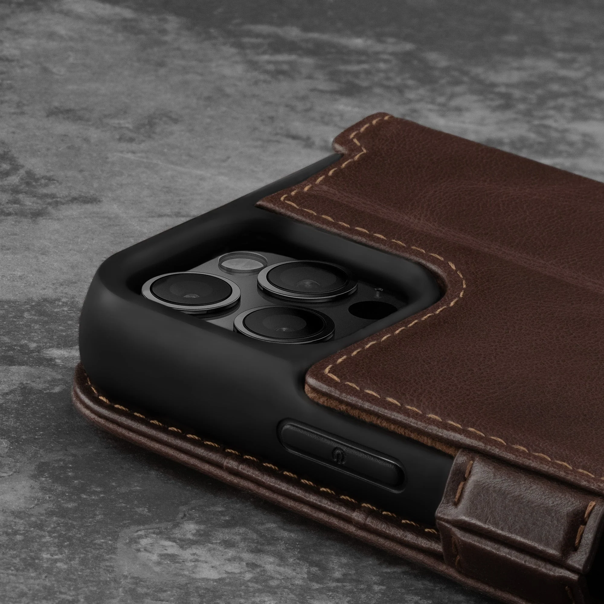iPhone 12 Pro Max Lederhülle (mit Standfunktion) - Image 8