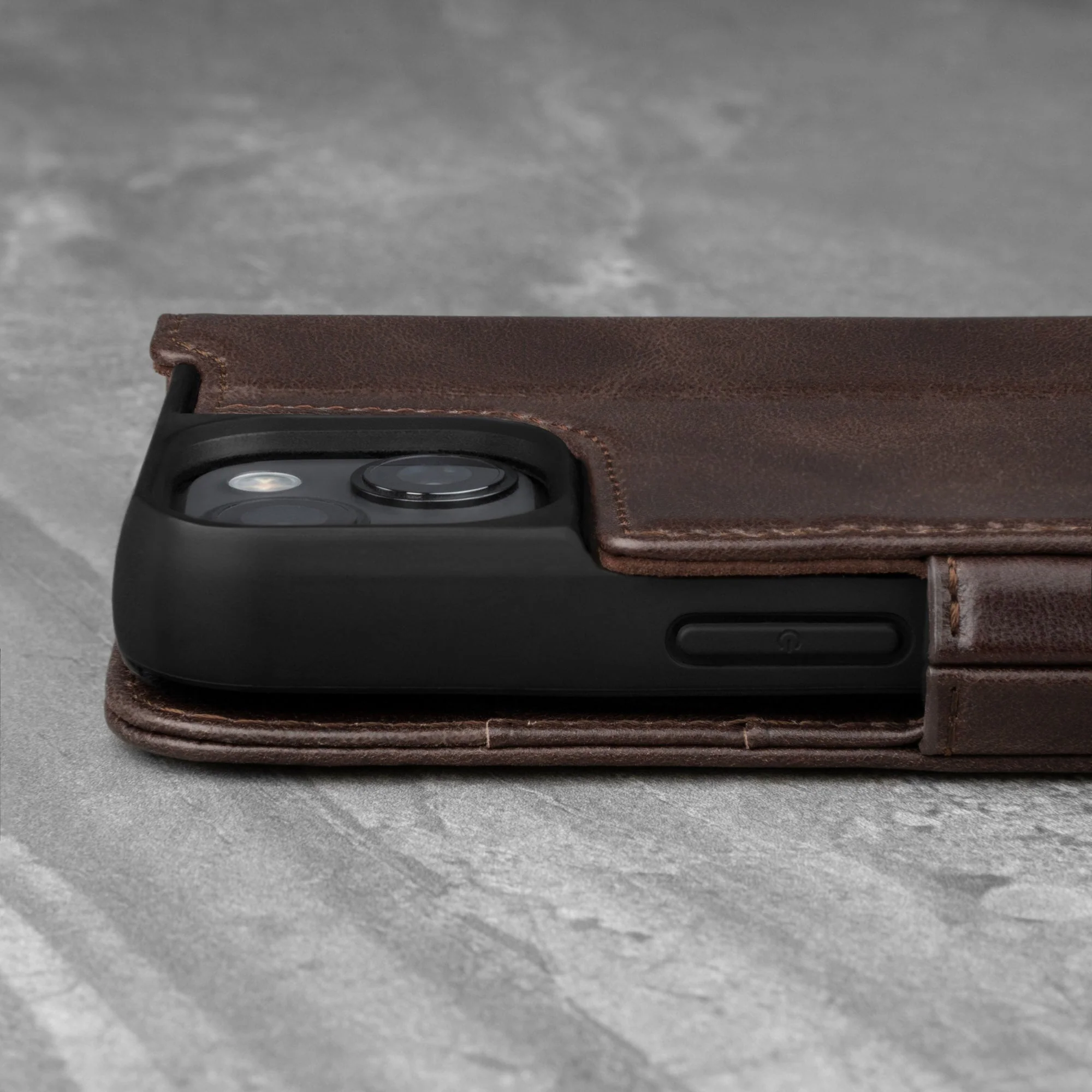 iPhone 13 Mini Lederhülle (mit Standfunktion) - Image 9