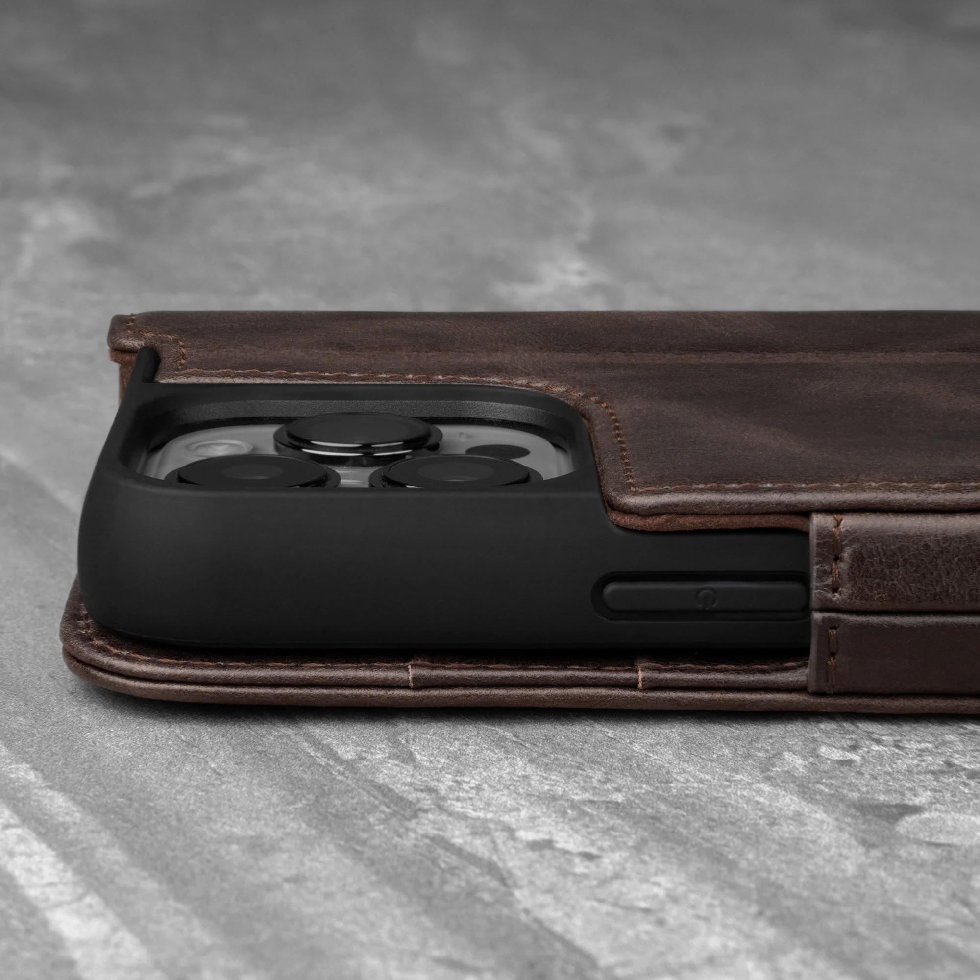 iPhone 13 Pro Max Lederhülle (mit Standfunktion) - Image 11