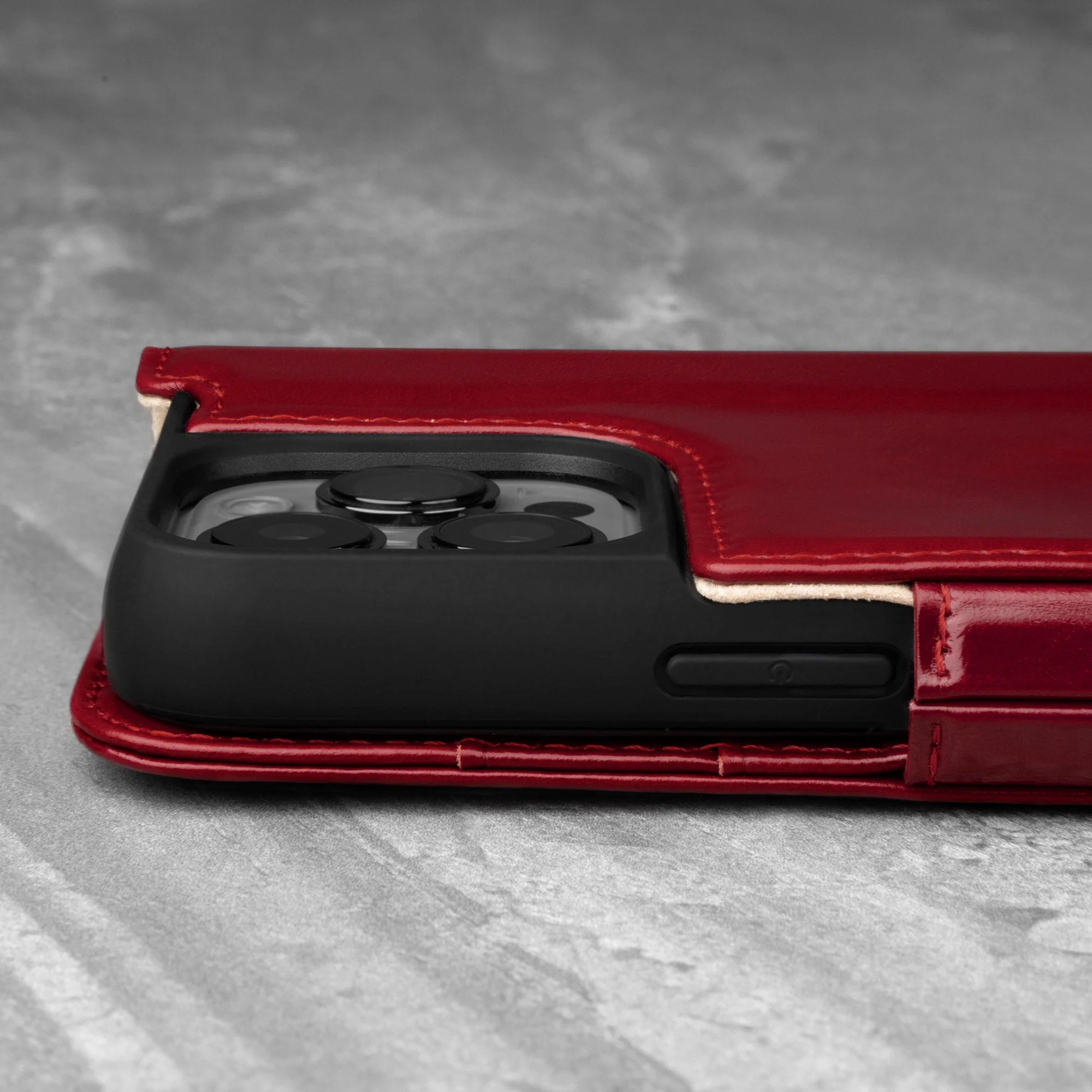 iPhone 13 Pro Max Lederhülle (mit Standfunktion) - Image 15