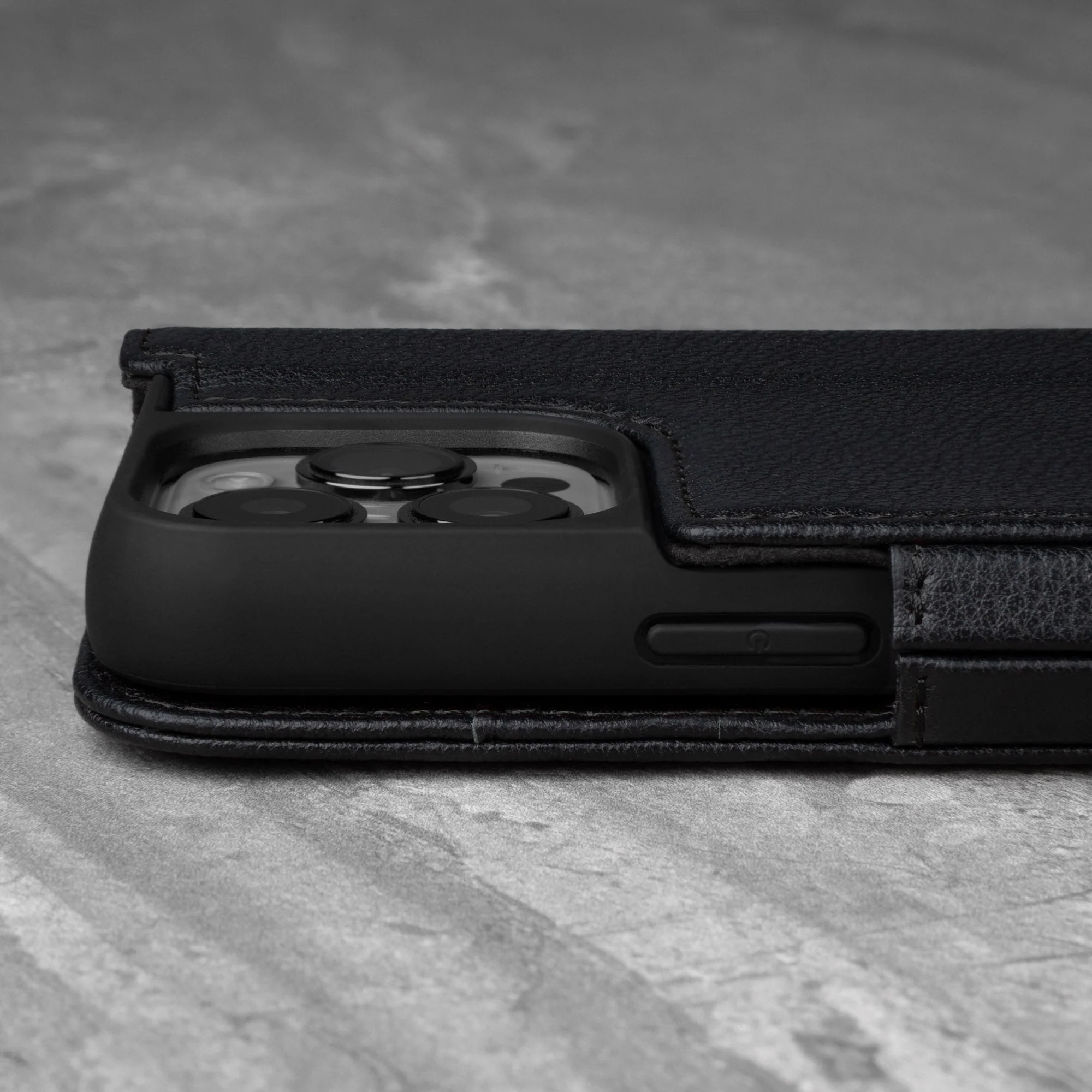 iPhone 13 Pro Max Lederhülle (mit Standfunktion) - Image 19