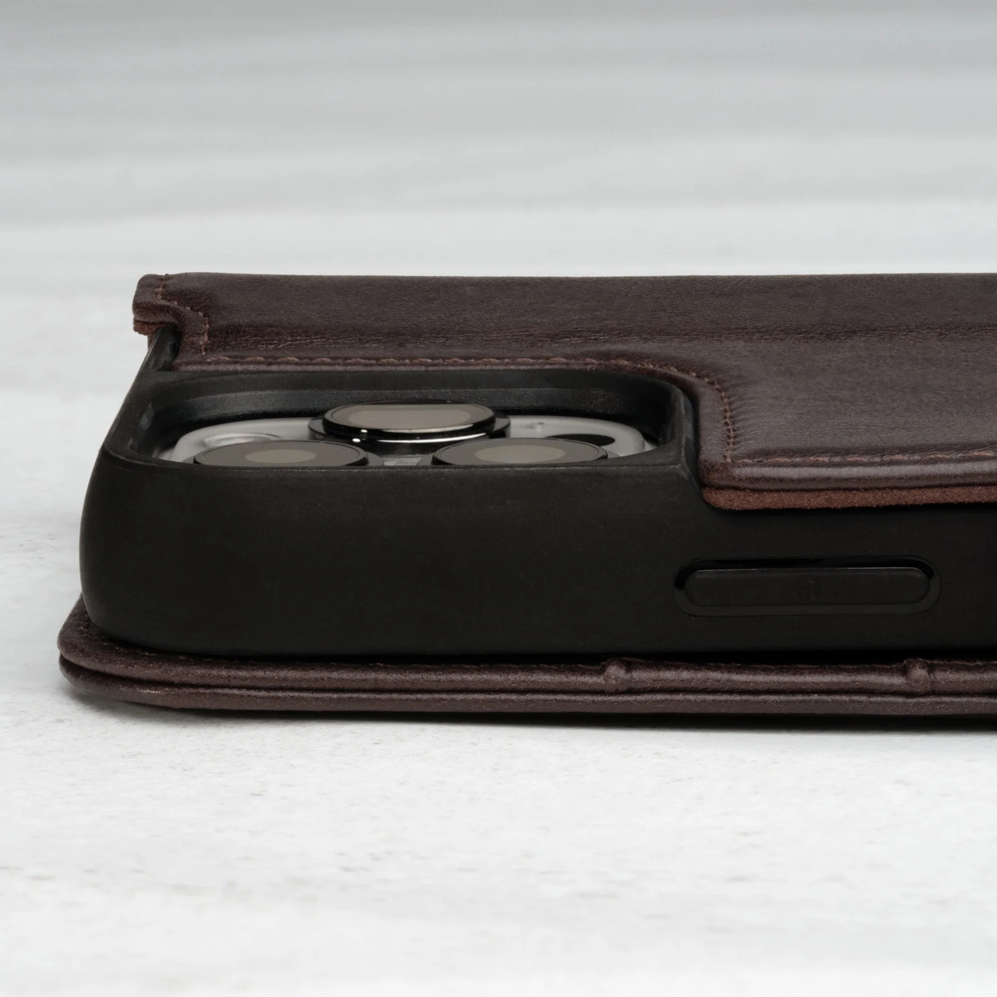 iPhone 14 Pro Lederhülle (mit Standfunktion) - Image 10
