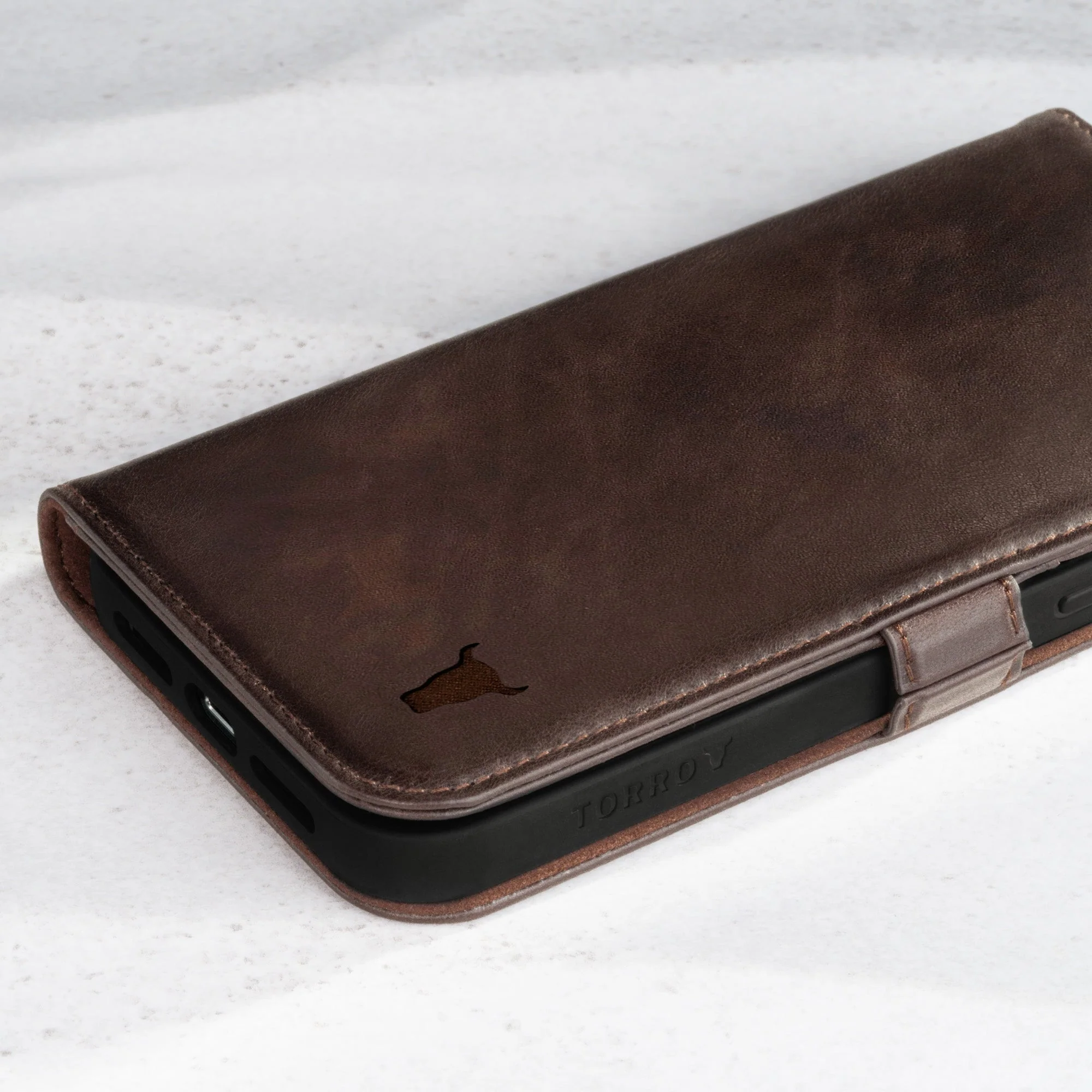 iPhone 14 Pro Lederhülle (mit Standfunktion) - Image 11