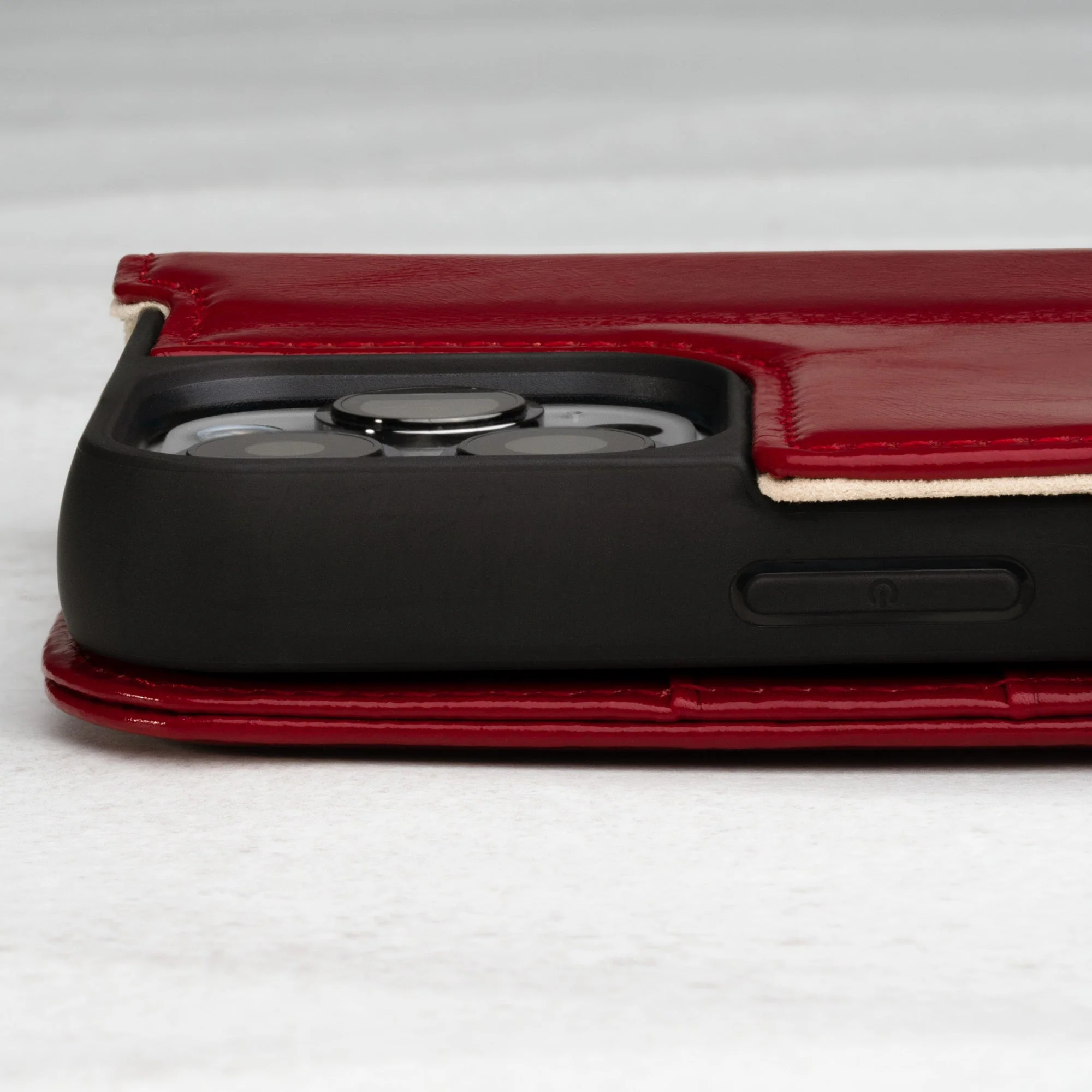 iPhone 14 Pro Lederhülle (mit Standfunktion) - Image 14