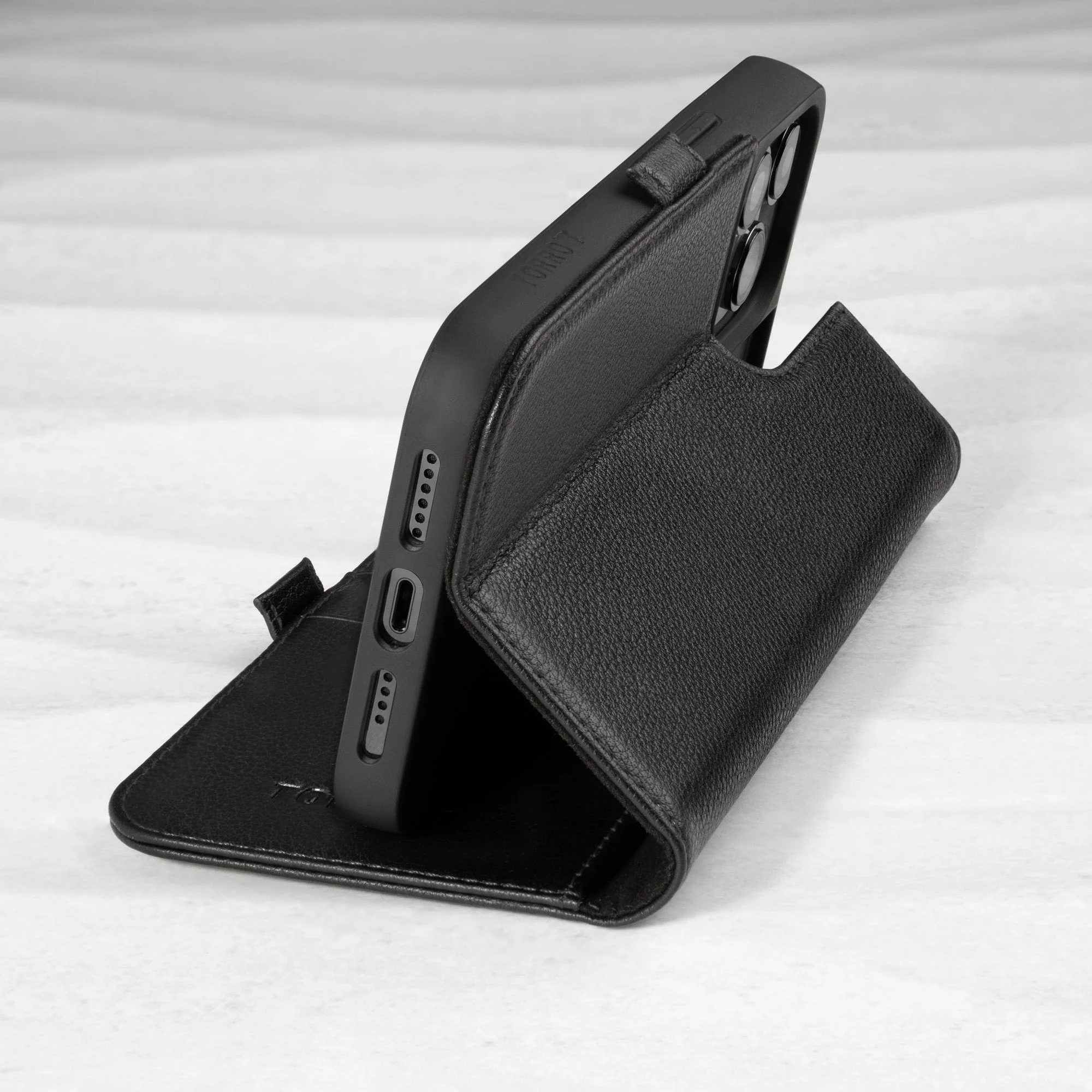 iPhone 14 Pro Max Lederhülle (mit Standfunktion) - Image 17