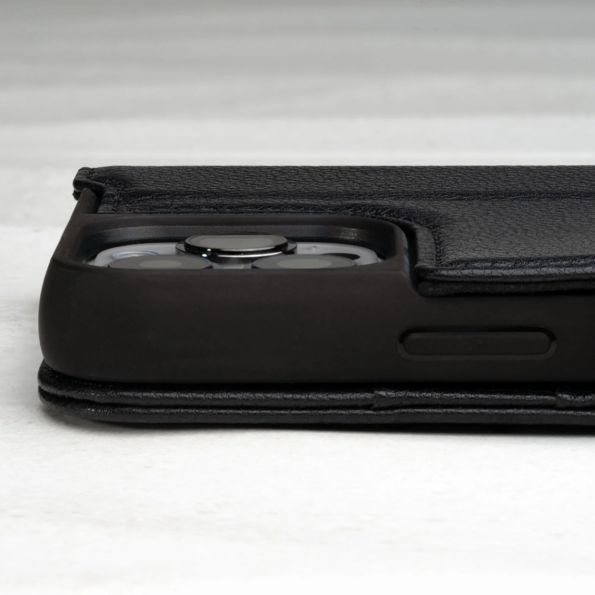 iPhone 14 Pro Max Lederhülle (mit Standfunktion) - Image 19