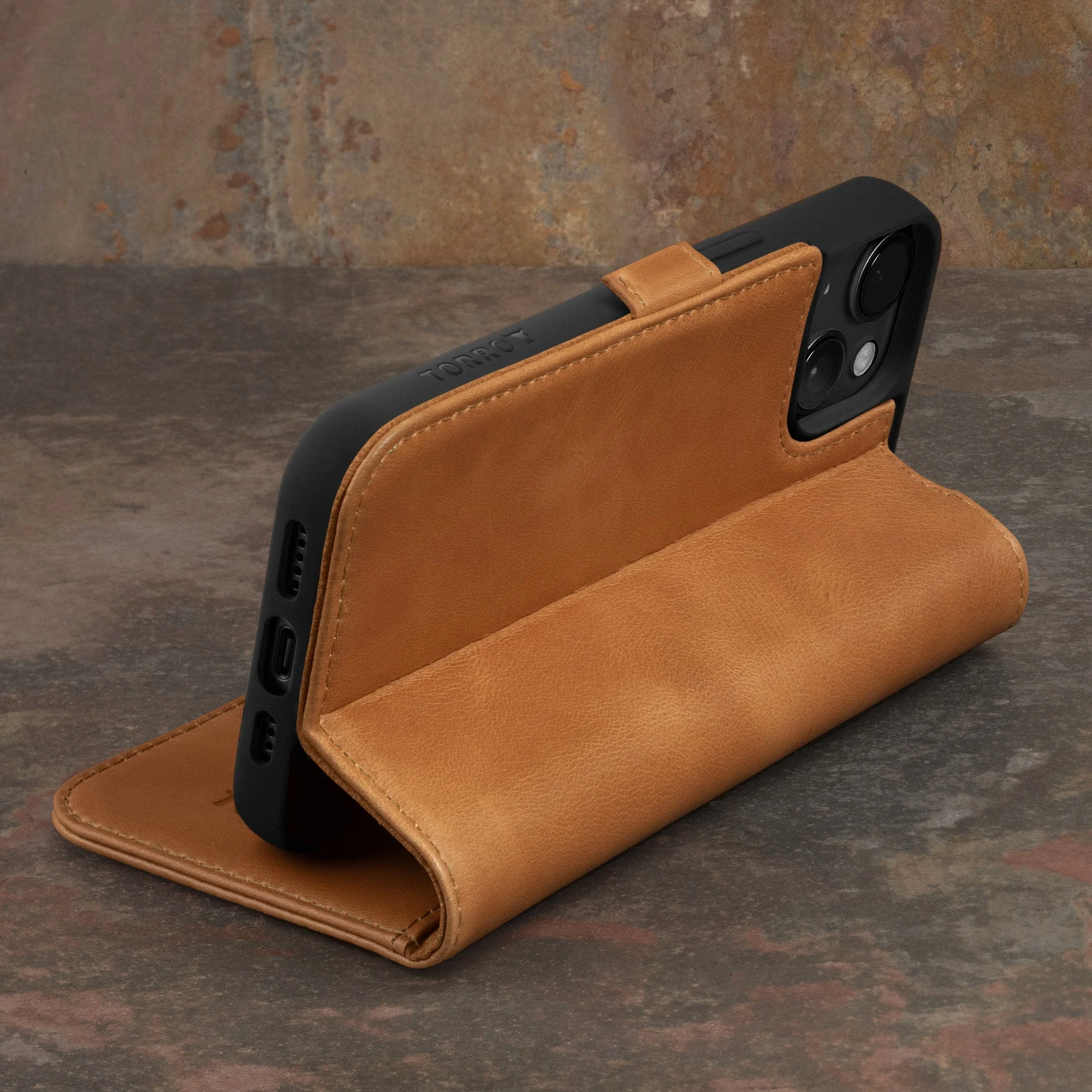 iPhone 15 Lederhülle (mit Standfunktion) - Image 13