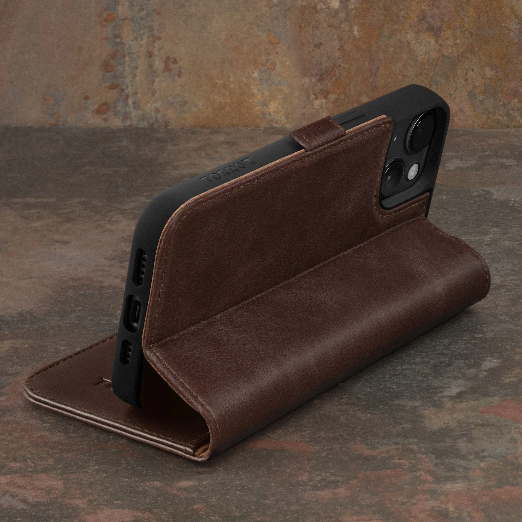 iPhone 15 Lederhülle (mit Standfunktion) - Image 18