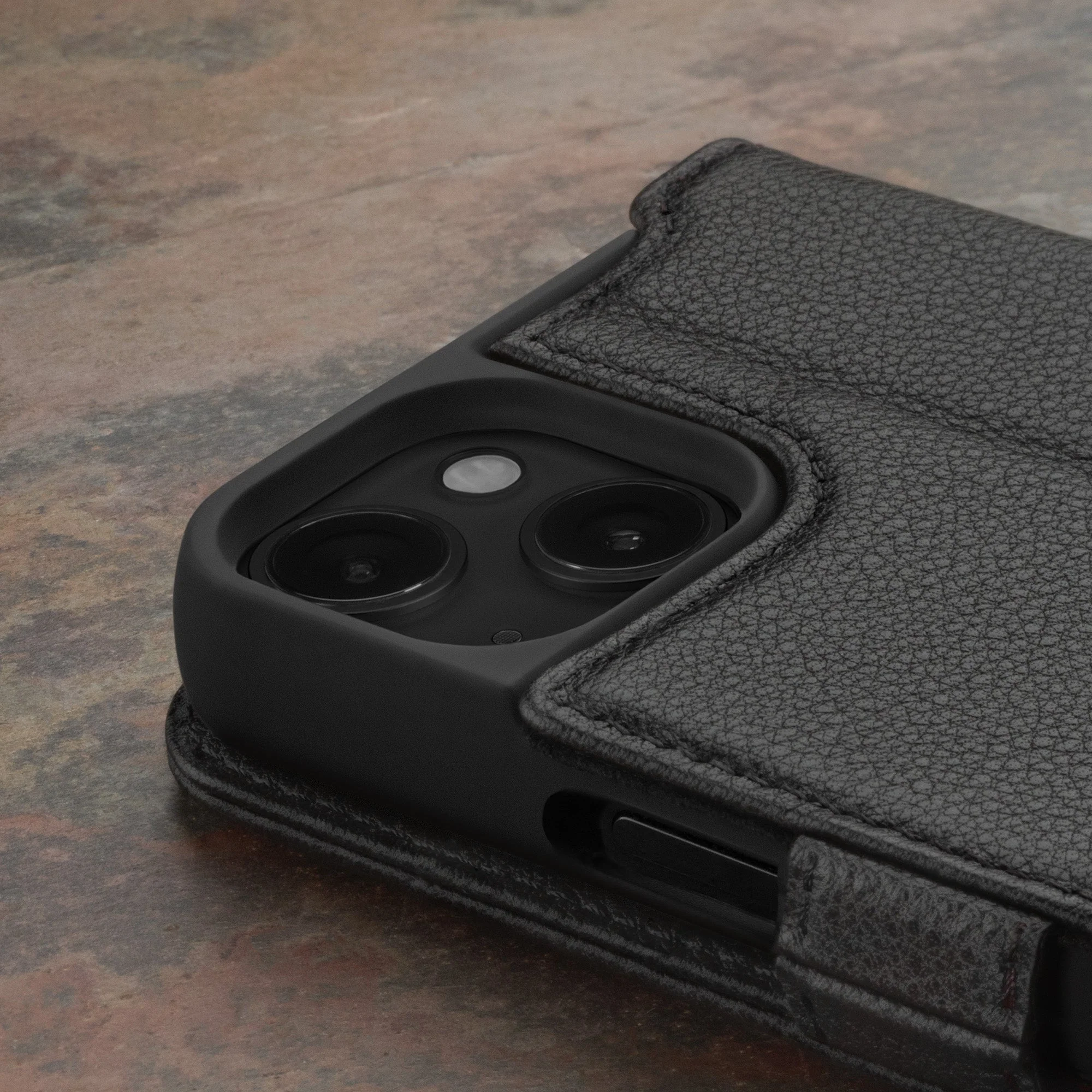 iPhone 15 Lederhülle (mit Standfunktion) - Image 30