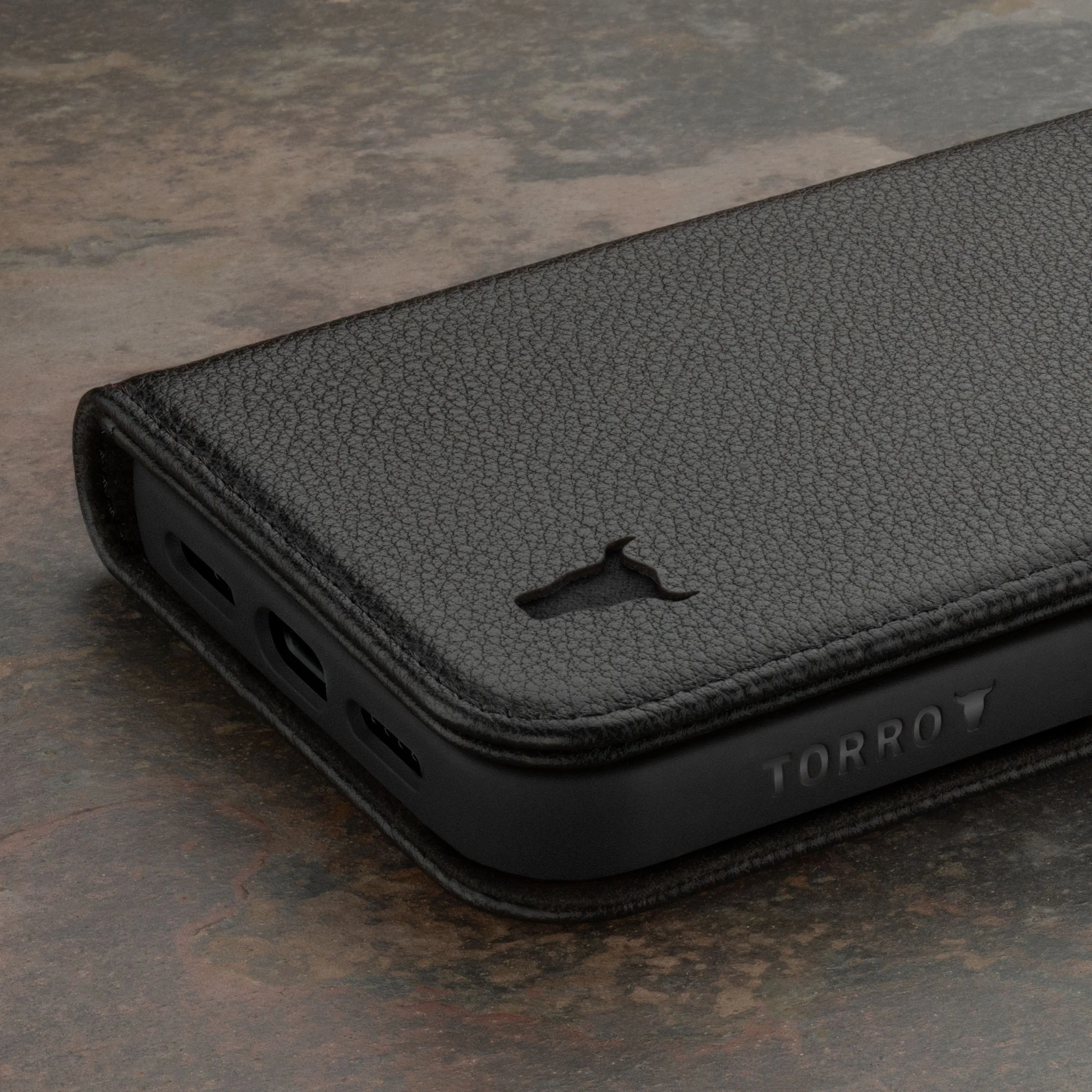 iPhone 15 Lederhülle (mit Standfunktion) - Image 32