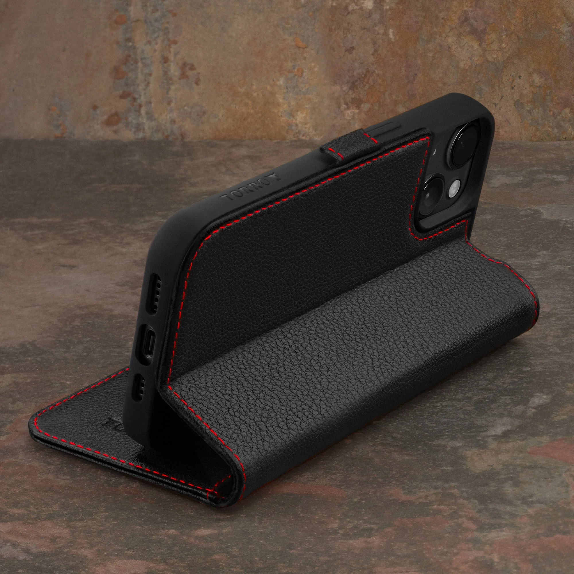 iPhone 15 Lederhülle (mit Standfunktion) - Image 8