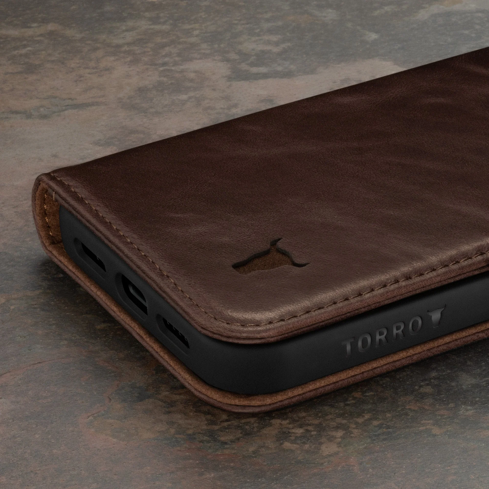 iPhone 15 Plus Lederhülle (mit Standfunktion) - Image 12