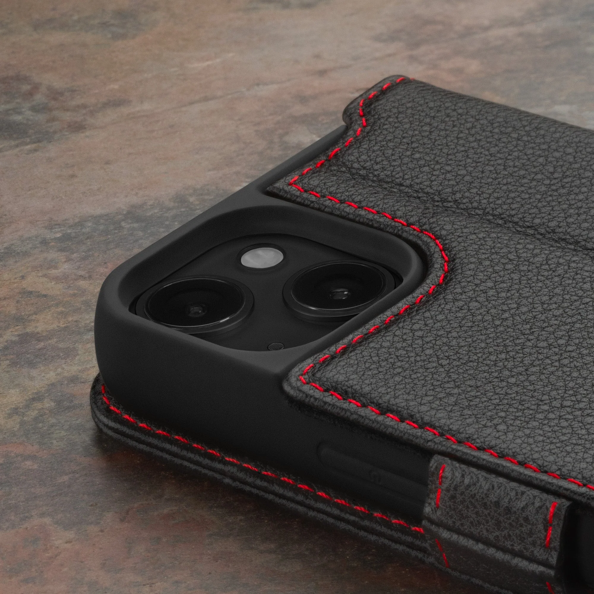 iPhone 15 Plus Lederhülle (mit Standfunktion) - Image 5