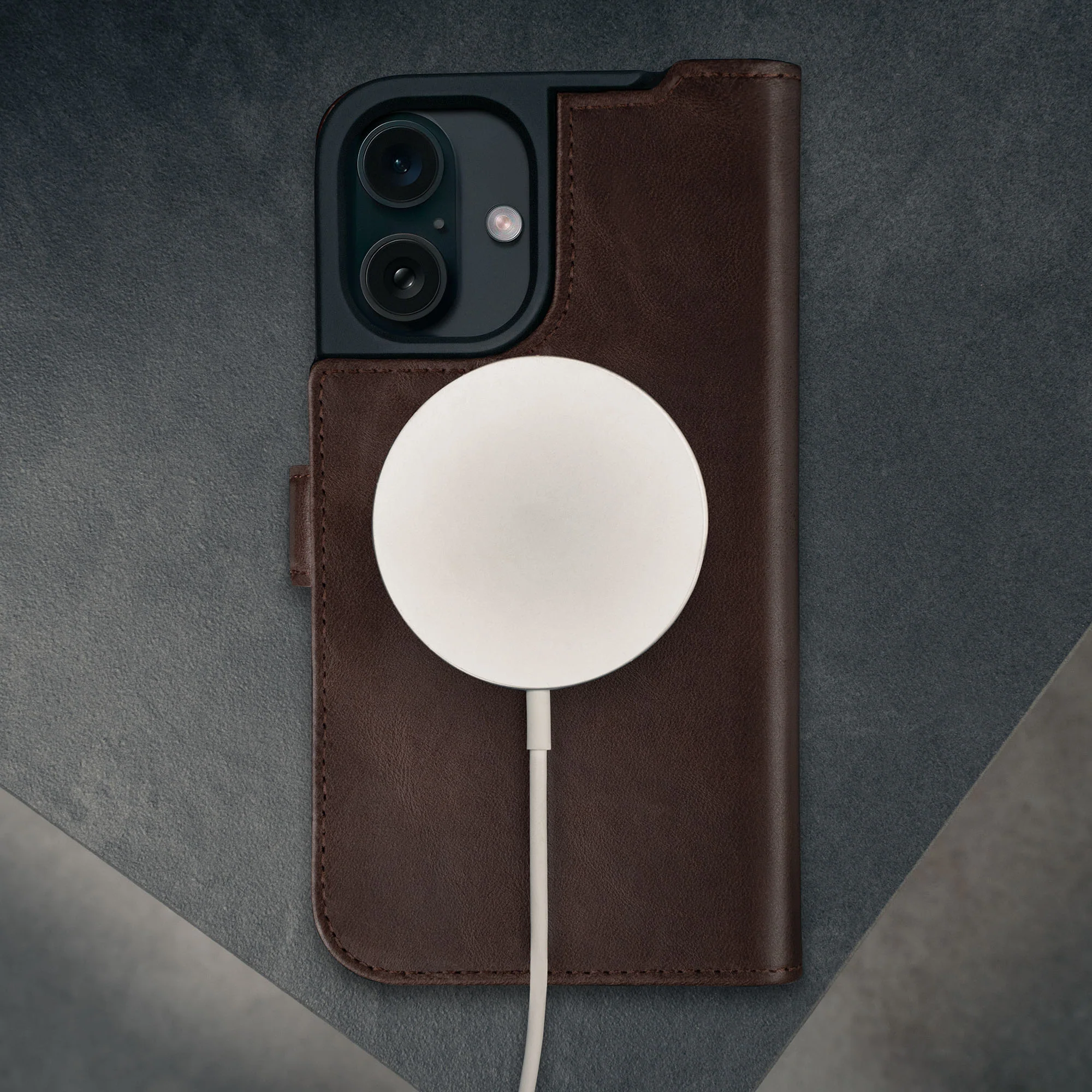 iPhone 16 Lederhülle (mit Standfunktion und MagSafe Laden) - Image 17